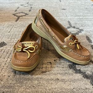 Barely worn women’s Sperry leather shoes.